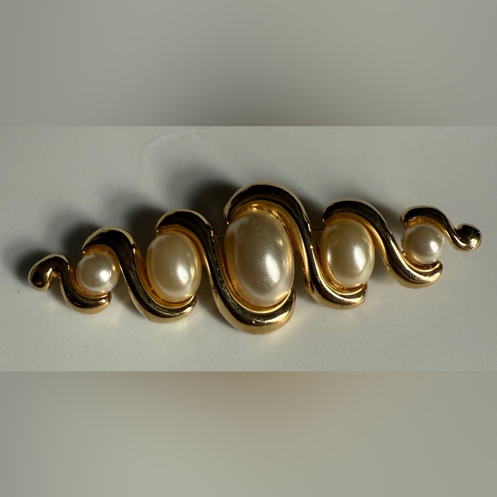 Elegant Gold and Pearl Women's Bracelet